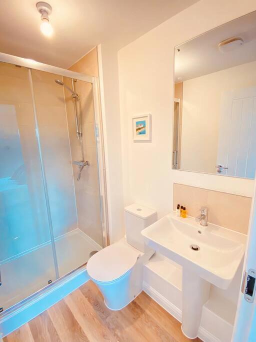Beautiful, Brand New Apartment! เชลเทนแฮม ภายนอก รูปภาพ
