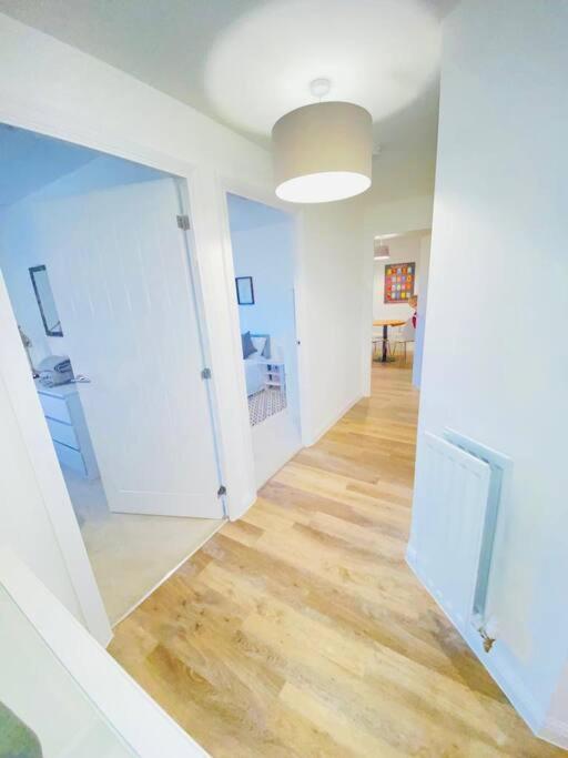 Beautiful, Brand New Apartment! เชลเทนแฮม ภายนอก รูปภาพ