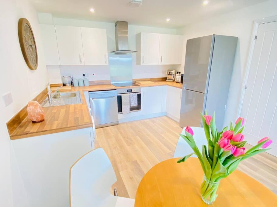 Beautiful, Brand New Apartment! เชลเทนแฮม ภายนอก รูปภาพ