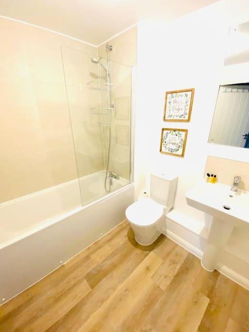 Beautiful, Brand New Apartment! เชลเทนแฮม ภายนอก รูปภาพ
