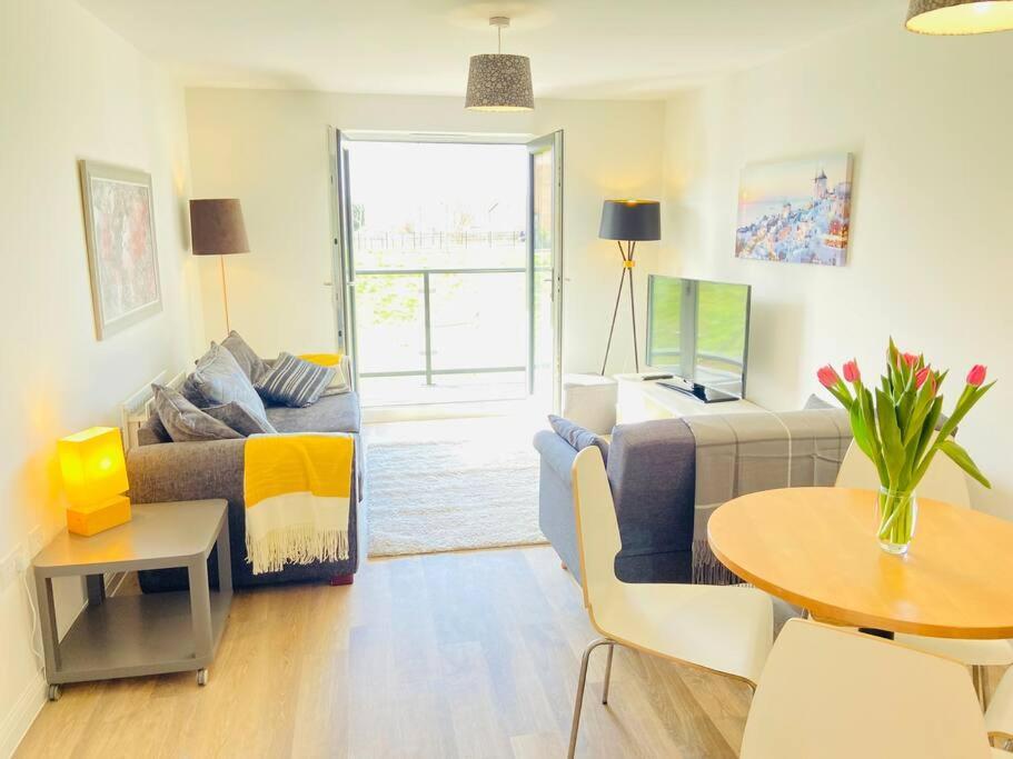 Beautiful, Brand New Apartment! เชลเทนแฮม ภายนอก รูปภาพ