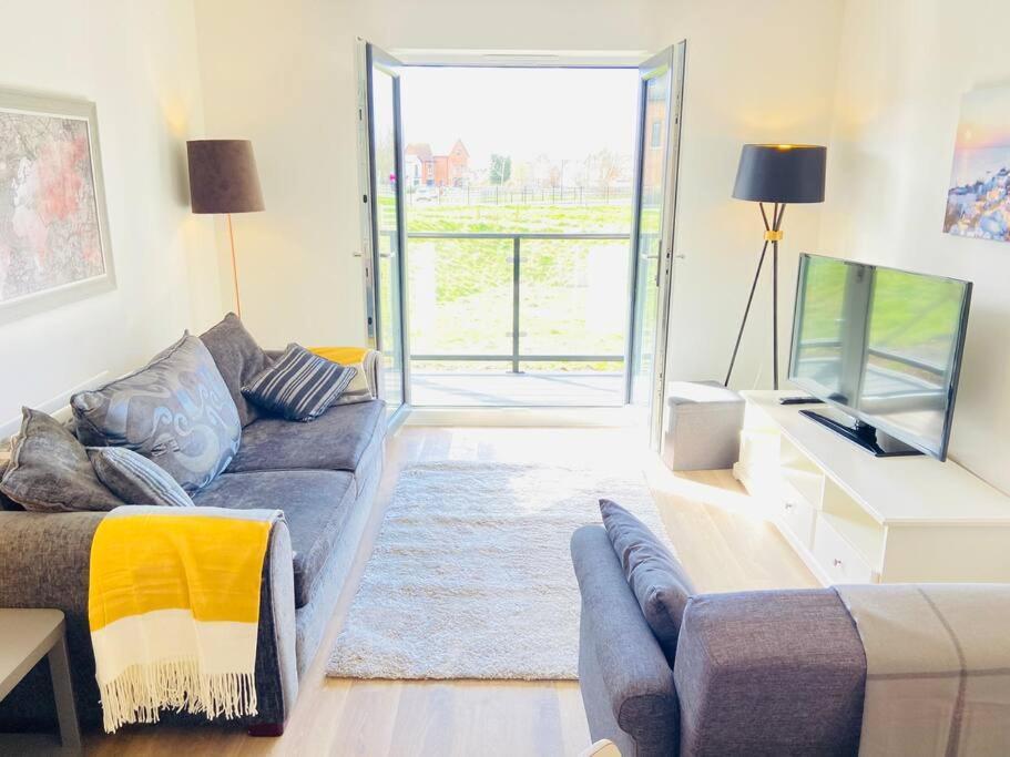Beautiful, Brand New Apartment! เชลเทนแฮม ภายนอก รูปภาพ