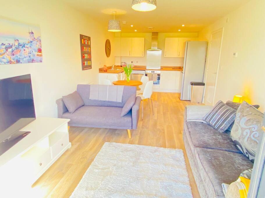 Beautiful, Brand New Apartment! เชลเทนแฮม ภายนอก รูปภาพ