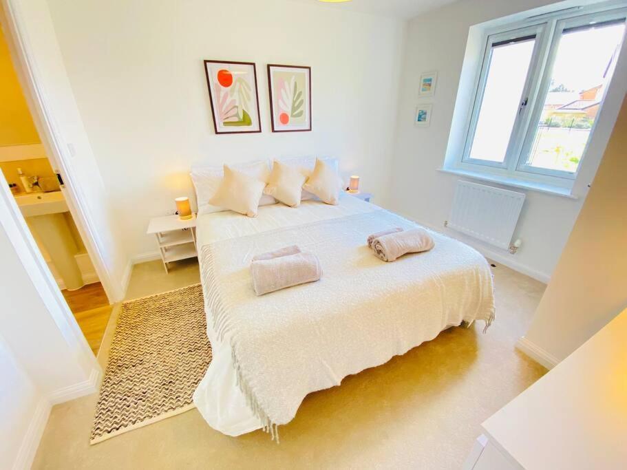 Beautiful, Brand New Apartment! เชลเทนแฮม ภายนอก รูปภาพ